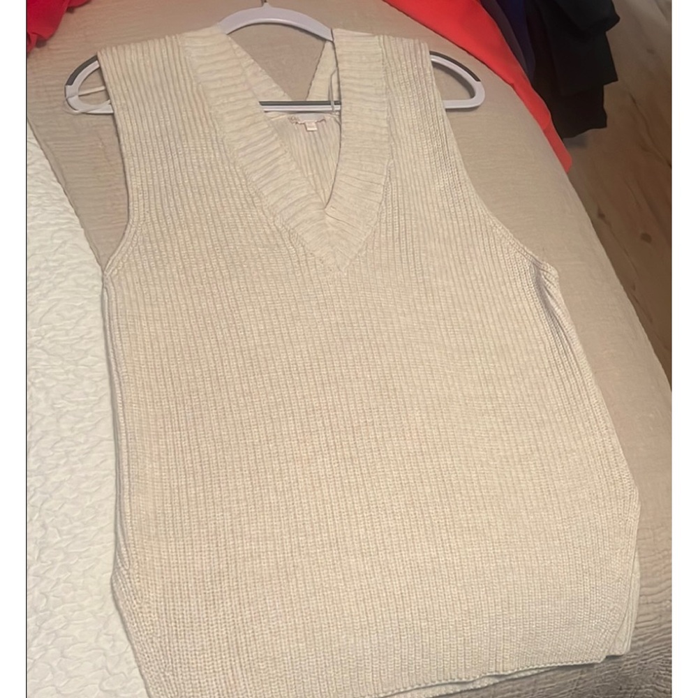 Gianni Bini Cream V-Neck Sweater excellent condition